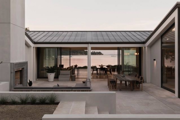 This idyllic site on the water’s edge in