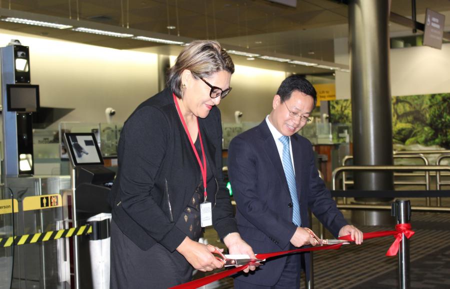 Customs Minister Hon Meka Whaitiri and Qu Guangzhou, Charge d’affaires of the Embassy of the People’s Republic of China, officially open eGates to Chinese passport holders