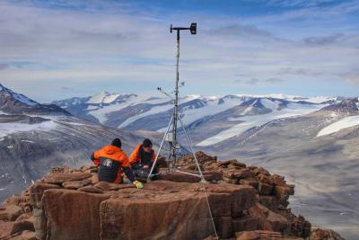 Craig Cary 2 - K020 team in the dry valleys photo from Jacob Anderson