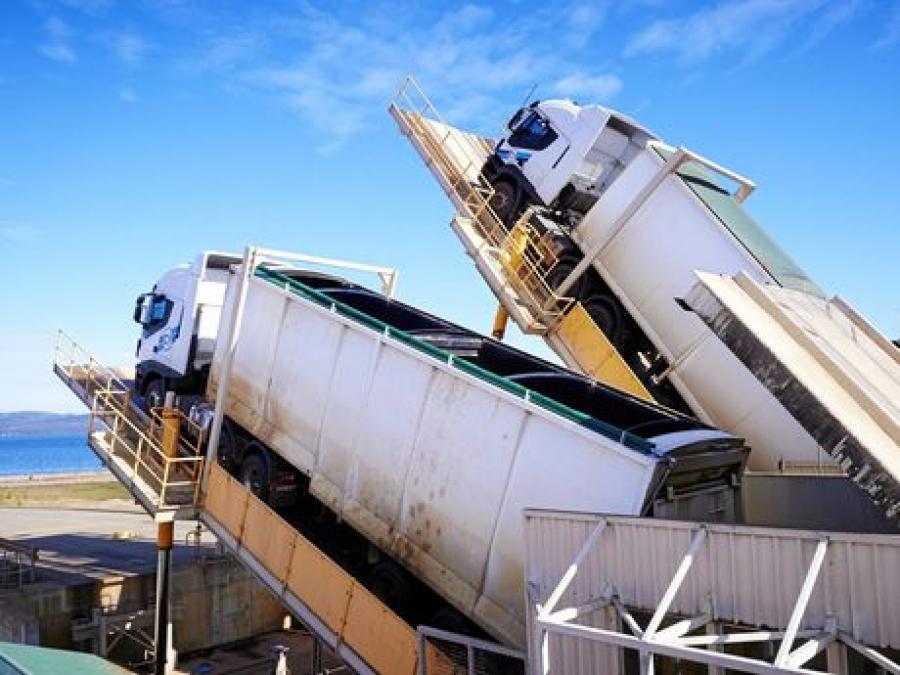 Trucks and trailers are hydraulically tipped for unloading chip for export, fast unloading and quick turnarounds.
